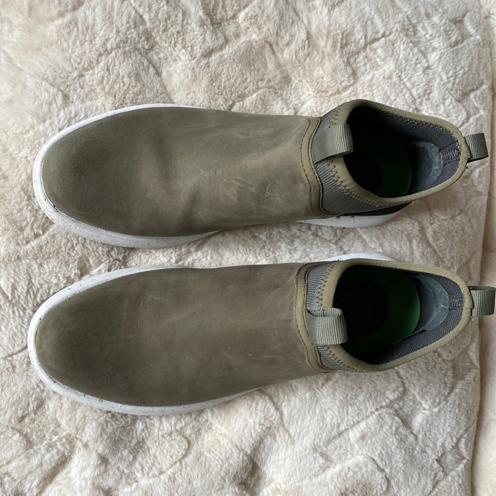 BOGS Chelsea boots for rainy weather Neoprene sides for comfort & puddles